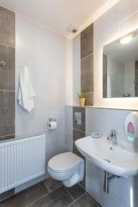 A bathroom at Hooper's Vendégház Még 30 kép