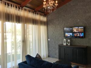 Uma TV ou centro de entretenimento em Canyons Guest House