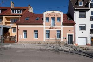 The building in which a vendégházakat is located