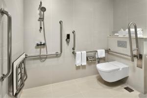 Holiday Inn Express Singapore Katong by IHG的一间浴室