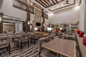 Posezení v ubytování Staybridge Suites Anchorage by IHG