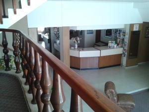 a stairway leading to a lobby with a counter at Hotel La Argentina in San Clemente del Tuyú