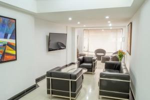TV o dispositivi per l'intrattenimento presso Hotel Regency Suites La Feria