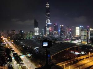 vista su una città di notte con di Boshan Hostel a Shenzhen