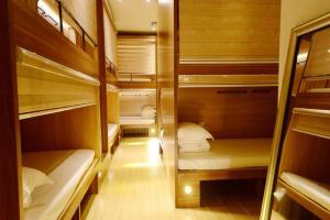 Двох'ярусне ліжко або двоярусні ліжка в номері Boshan Hostel