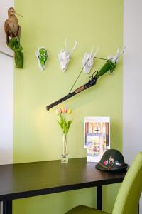 a table with a green wall with a pair of scissors at art Hotel Körschen in Essen