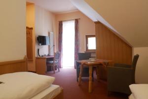 TV a/nebo společenská místnost v ubytování Hotel Gasthof Hereth