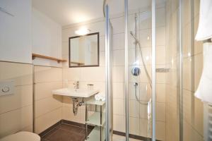 A bathroom at Alpine Active Weitgasser
