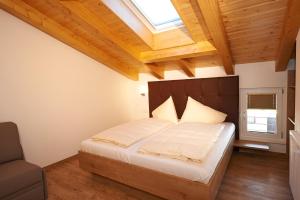 A bed or beds in a room at Alpine Active Weitgasser