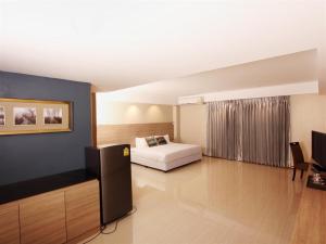 เตียงในห้องที่ Avana Laem Chabang Boutique Hotel