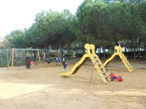 un gruppo di bambini che giocano in un parco giochi di Cozy Apartment Near The Beach a Barcellona