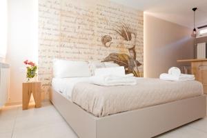 1 dormitorio con 1 cama con toallas en Colibrì house, en Sottomarina