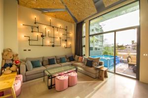 ein Wohnzimmer mit Sofa und Tisch in der Unterkunft MIKE B&B in Wujie