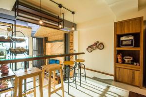 eine Küche mit einer Bar mit Hockern und einer Mikrowelle in der Unterkunft MIKE B&B in Wujie