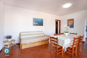聖特奧多羅的住宿－La Cinta 1，配有一张床和一张桌子及椅子的房间