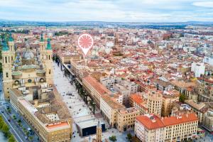 una vista aérea de una ciudad con un globo aerostático en Apartamentos Sabinas El Pilar, en Zaragoza