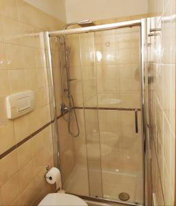 y baño con ducha de cristal y aseo. en ALBERGO SANT'ANNA, en Pagani
