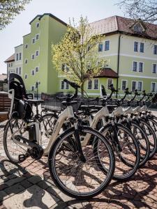 eine Reihe von Fahrrädern, die vor einem Gebäude geparkt sind in der Unterkunft Hotel Xylophon - inklusive Thermeneintritte in Lutzmannsburg