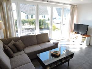 uma sala de estar com um sofá e uma mesa em Appartement - Haus Winterberg em Winterberg