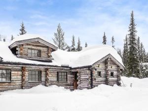 ein Blockhaus im Schnee in der Unterkunft Holiday Home Kantapää d3 by Interhome in Luosto