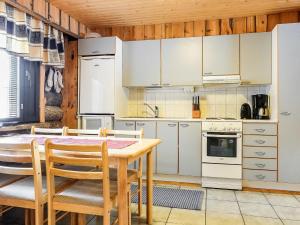 Una cocina o zona de cocina en Holiday Home Kantapää d3 by Interhome
