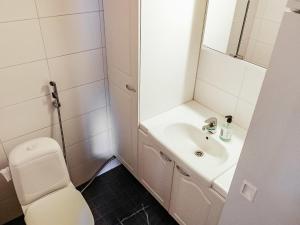 Ванна кімната в Holiday Home Kantapää d3 by Interhome