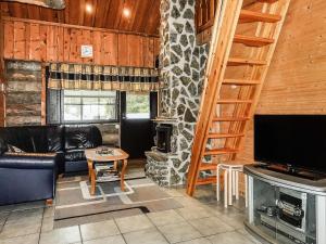 ein Wohnzimmer mit Couch und Kamin in der Unterkunft Holiday Home Kantapää d3 by Interhome in Luosto + 14 Fotos