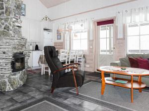 - un salon avec un canapé et une table dans l'établissement Holiday Home Lustola b by Interhome, à Luosto