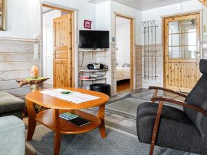 ein Wohnzimmer mit Tisch und Couch in der Unterkunft Holiday Home Lustola b by Interhome in Luosto + 22 Fotos