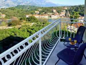 einen Balkon mit Stühlen und Bergblick in der Unterkunft Holiday Home Lolita by Interhome in Račišće
