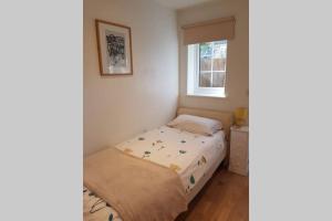 Ένα ή περισσότερα κρεβάτια σε δωμάτιο στο Cosy, self contained annex +3 φωτογραφίες