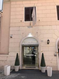 een winkel voor een gebouw met een bord erop bij Hotel Elide in Rome