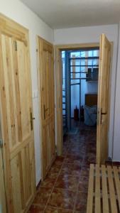 Zimmer mit Holztüren und Fliesenboden in der Unterkunft Kavárna Lucie s ubytováním in Horní Těrlicko