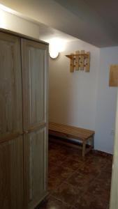 Habitación con armario de madera y banco. en Kavárna Lucie s ubytováním en Horní Těrlicko