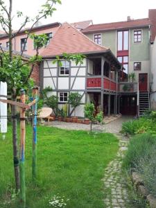 a house with a statue of a man on a tree at Ferienwohnung Bachmanns Witwe in Naumburg