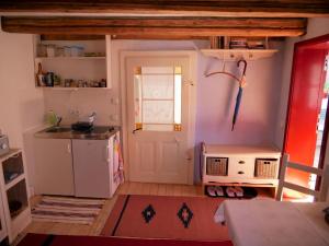 uma pequena cozinha com uma porta branca e um lavatório em Ferienwohnung Bachmanns Witwe em Naumburg