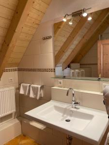 ein Bad mit einem Waschbecken und einem Spiegel in der Unterkunft Landhaus Laugele Ferienwohnungen in Nußdorf