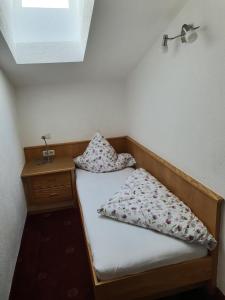 1 cama en una habitación con 2 almohadas en Apart Felsenhof, en Längenfeld