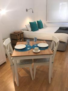 uma mesa de jantar com duas cadeiras e uma cama em Pool and garage old town em Málaga