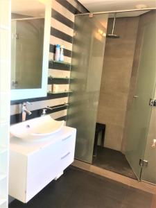 La salle de bains est pourvue d'un lavabo et d'une douche. dans l'établissement Charming Appartement With a Beautifull View, à Casablanca