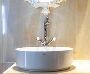 a white sink with a faucet in a bathroom at Hotel Villa Pascucci in Durrës
