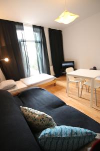 sala de estar con sofá y mesa en Moderne 2-3 Zimmer Wohnungen, ideal für Geschäftsreisende und Monteure in Essen, en Essen