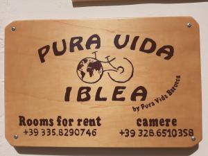 um sinal numa parede que diz puna unidada iglia em Pura Vida Iblea em Ragusa