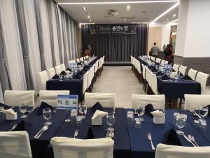 雷斯特酒店商务区和/或会议室