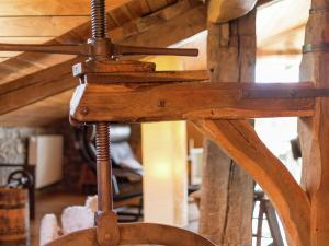 SartにあるVintage Mill in Bertrixの木製の天井ファンが備わる客室です。