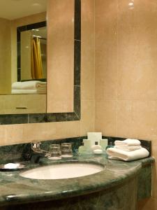 a bathroom with a sink and a mirror and towels at Killarney Avenue in Killarney