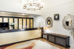 un salon avec une réception et un miroir dans l'établissement Parador de Zafra, à Zafra