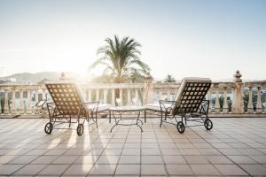 - une terrasse avec 2 chaises et une table dans l'établissement Parador de Zafra, à Zafra