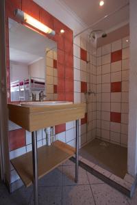 パリにあるバスティーユ ホステルのバスルーム(洗面台、鏡付)