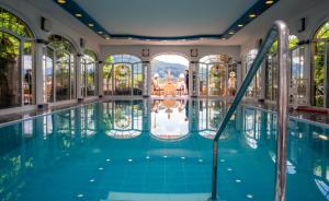Bazén v ubytovaní Seehotel Porcia alebo v jeho blízkosti